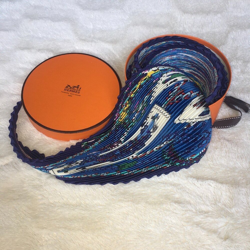 Hermès "Dame de Coeur À Vous” Silk Scarf!  Cool Design! New in Box!